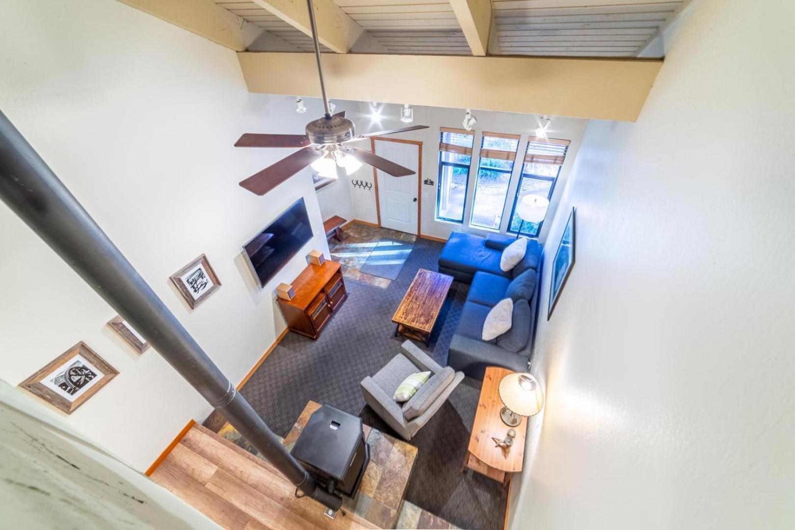 Holiday home #359 - Mountain Condo, Walk To Shops With Pool, Spa, & Game