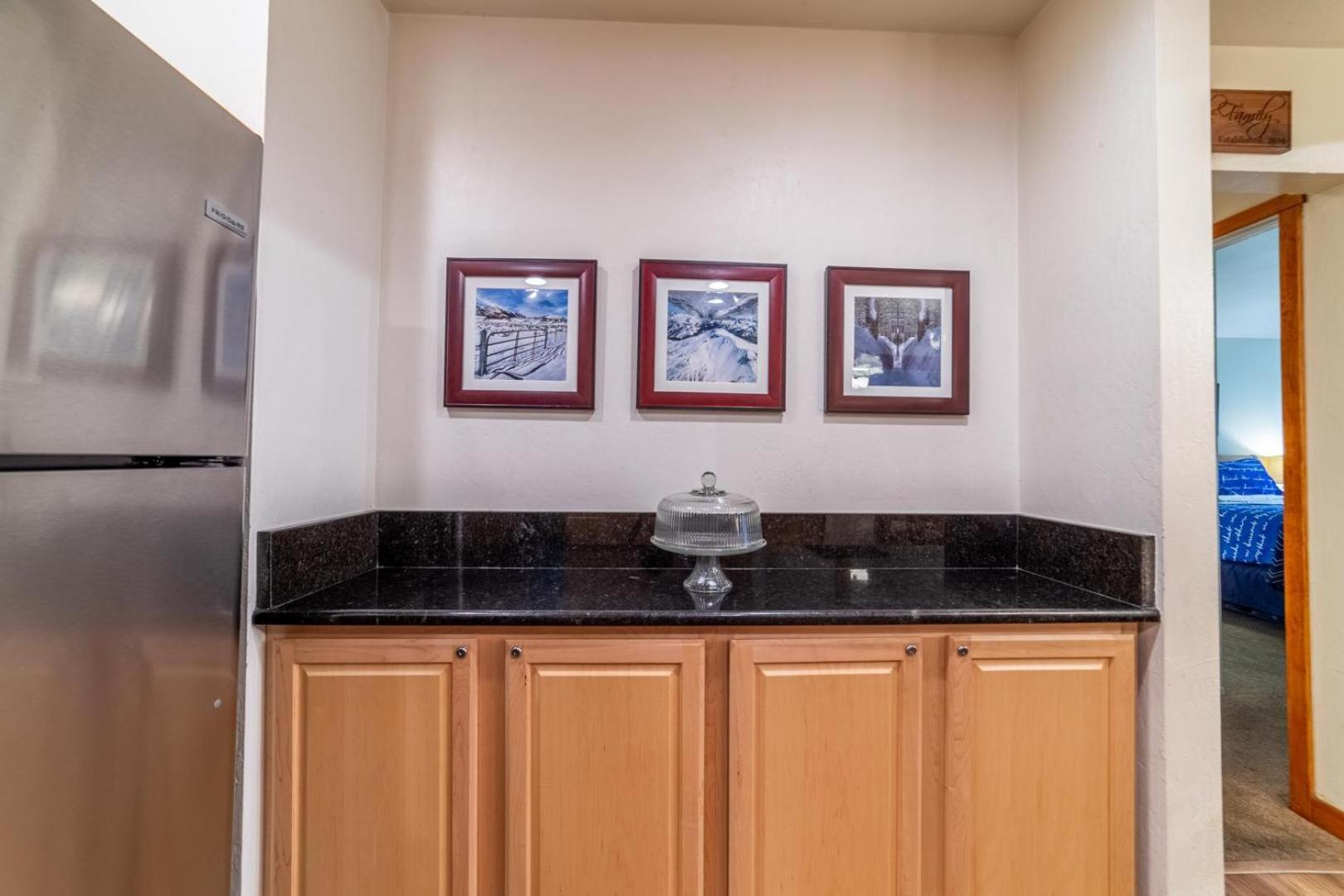 #359 - Mountain Condo, Walk To Shops With Pool, Spa, & Game Mammoth Lakes