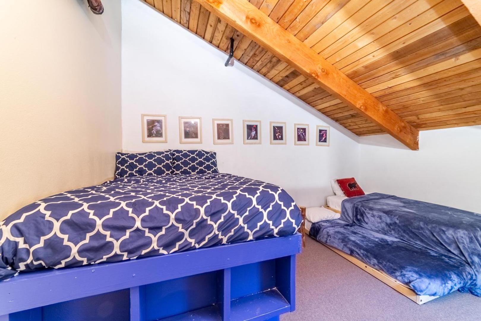#359 - Mountain Condo, Walk To Shops With Pool, Spa, & Game Holiday home