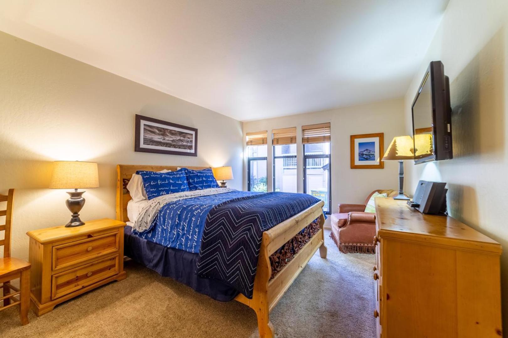 #359 - Mountain Condo, Walk To Shops With Pool, Spa, & Game Holiday home Mammoth Lakes