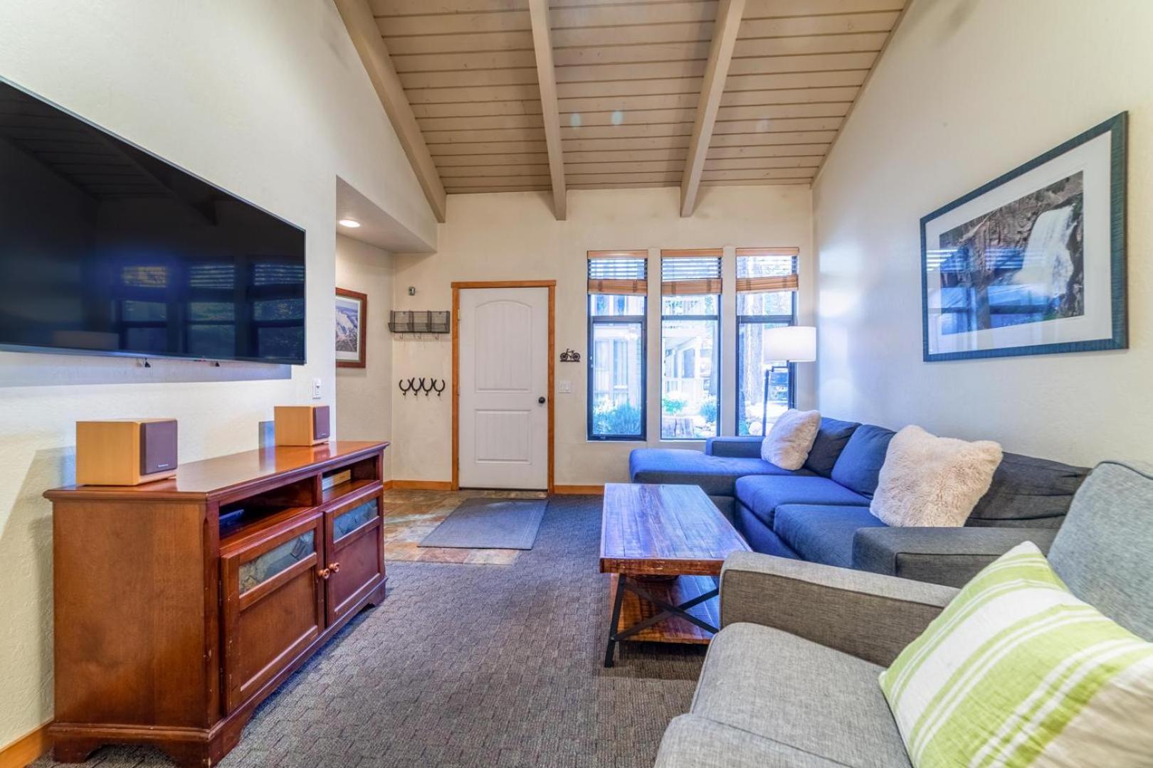 #359 - Mountain Condo, Walk To Shops With Pool, Spa, & Game * Mammoth Lakes